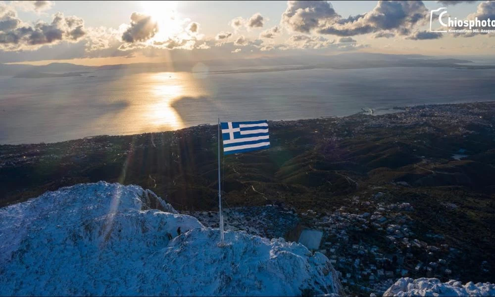 Οι Χιώτες ύψωσαν τη Γαλανόλευκη στο Πηγάνιο όρος